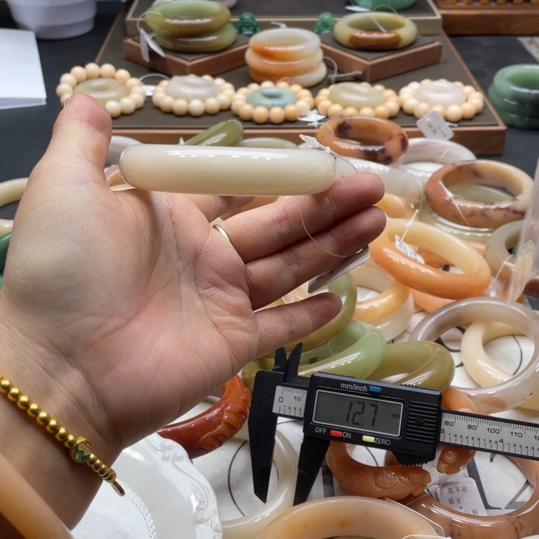 *****石英岩玉未镶嵌手镯