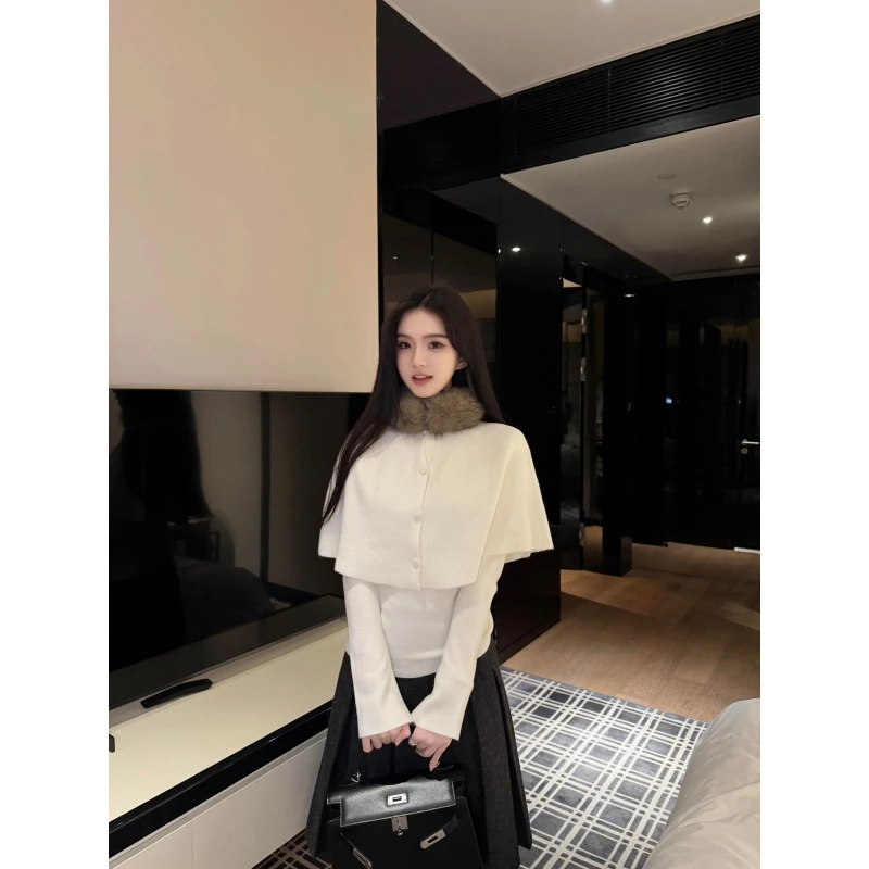 设计感气质毛领斗篷披肩纯色修身长袖打底衫冬季高腰半身裙三件套