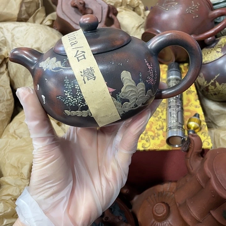 茶壶紫砂原矿泥料，手工制作的一把紫砂壶。