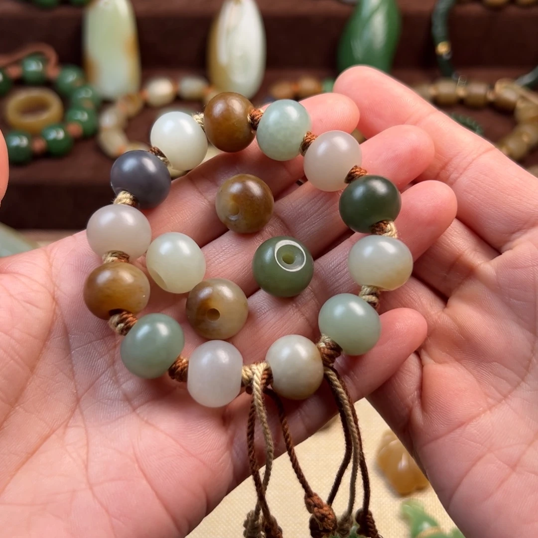 妮***子和田玉未镶嵌颈饰