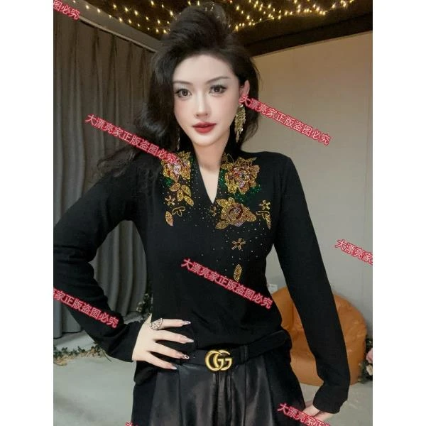 【秋冬新款】金钻玫瑰V领加绒爆款洋气重工烫钻长袖打底衫女8112