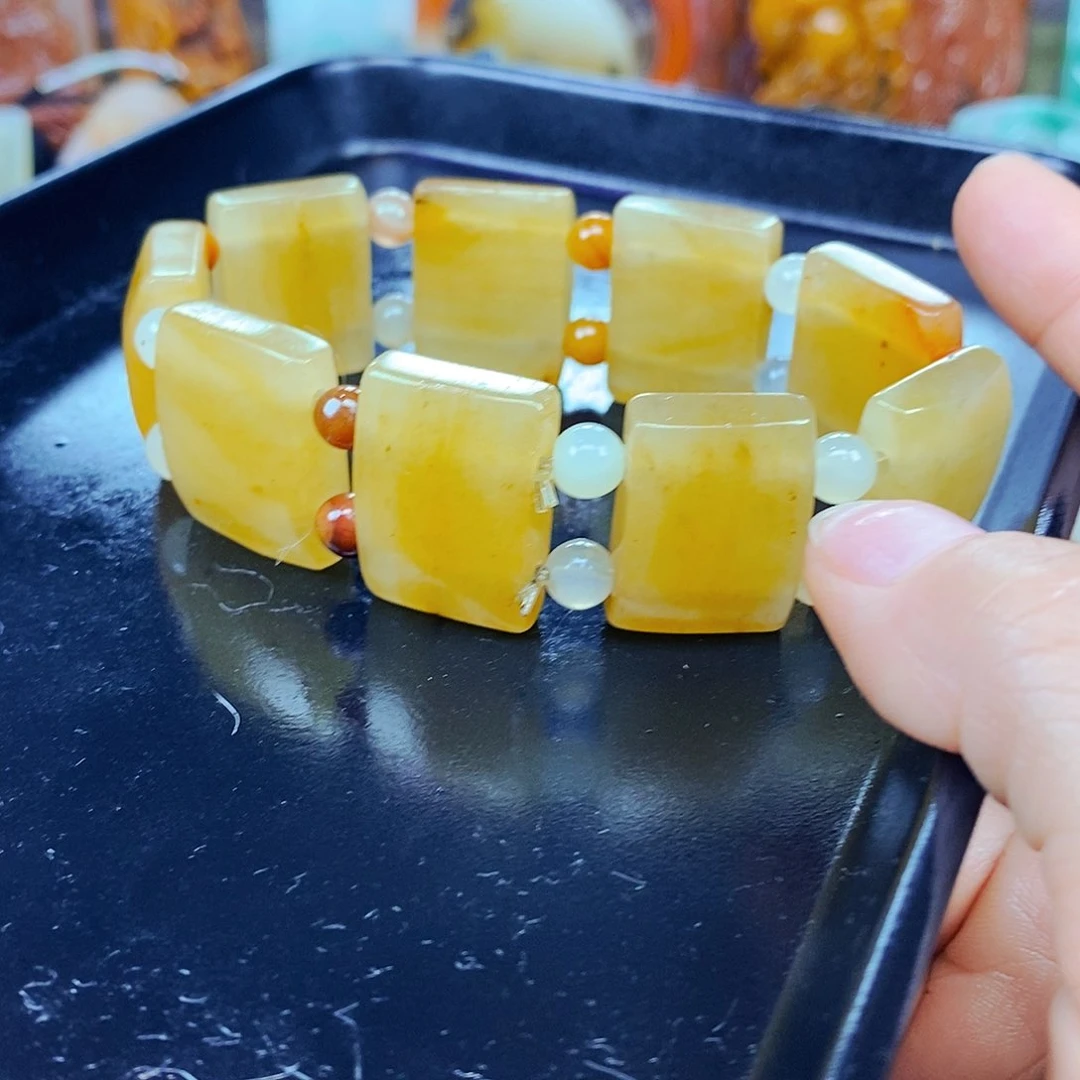 石英质玉（黄龙玉）未镶嵌颈饰