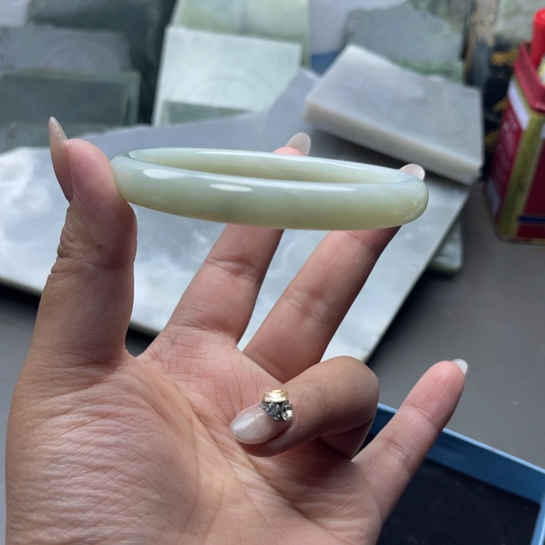 莱***》和田玉未镶嵌手镯定制手镯