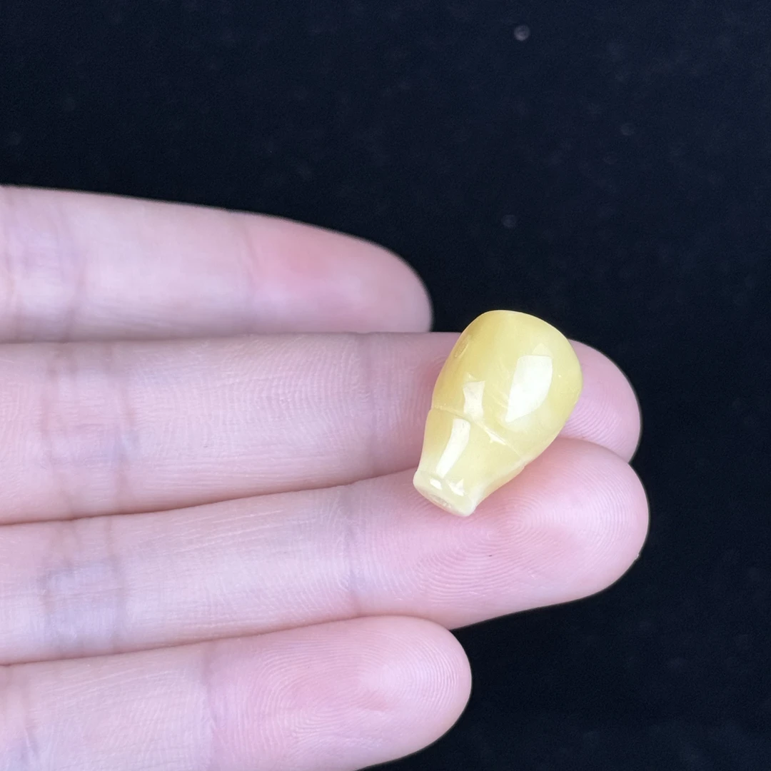 Z1262天然蜜蜡俄料三通11*18.2mm 1.3克