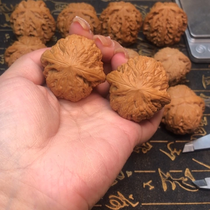 桃核把件40铁锤。