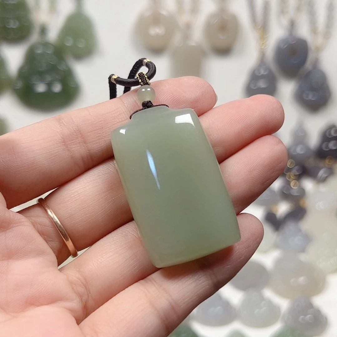 颈饰未镶嵌和田玉果**?