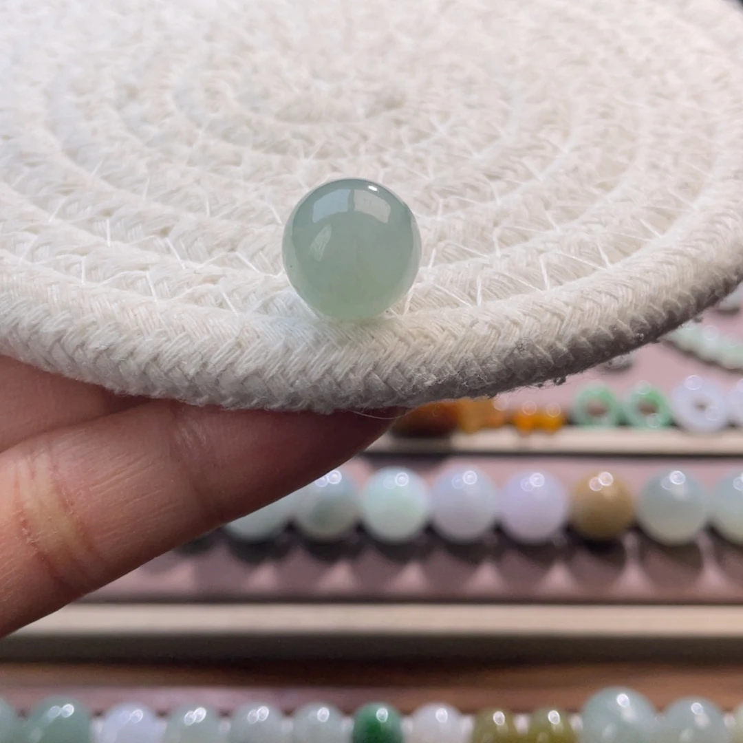 翡翠散珠冰晴底浅湖绿色 12,2mm 微微瑕包容