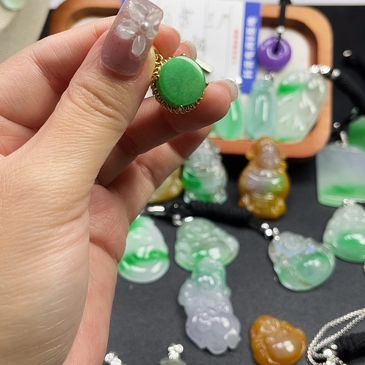 翡翠未镶嵌颈饰无事牌