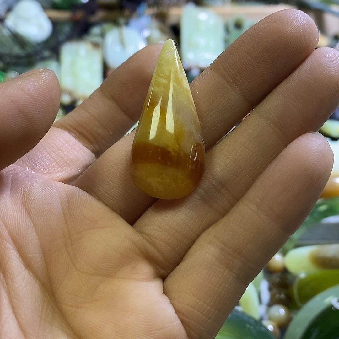 岫玉未镶嵌颈饰一个