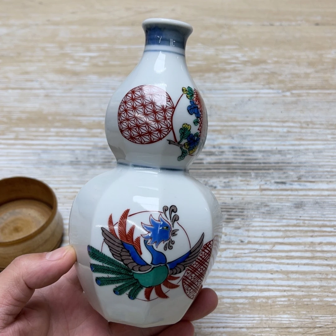 瓷片密密麻麻地排列着一个