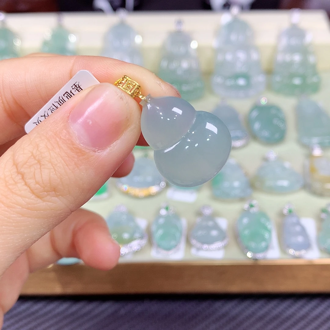 翡翠18K金镶嵌颈饰葫芦