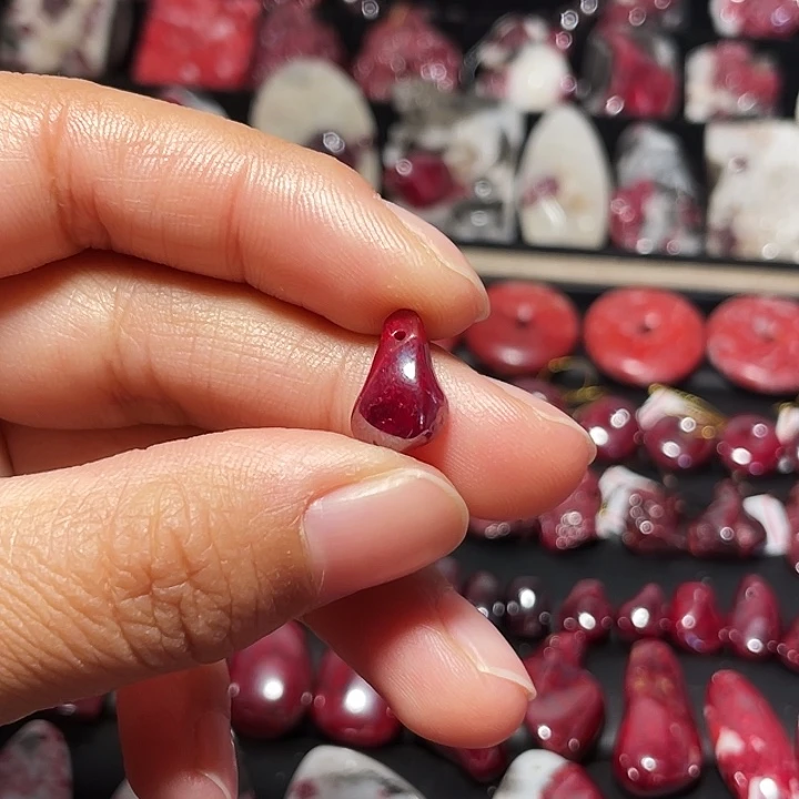 天然辰砂原矿吊坠2.3克