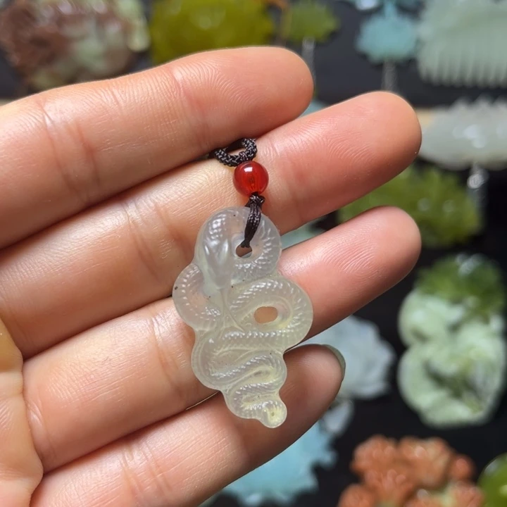 蛇纹石玉未镶嵌颈饰