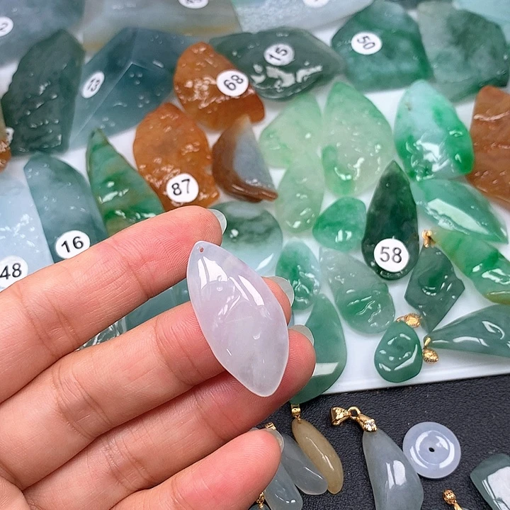 翡翠未镶嵌颈饰随型