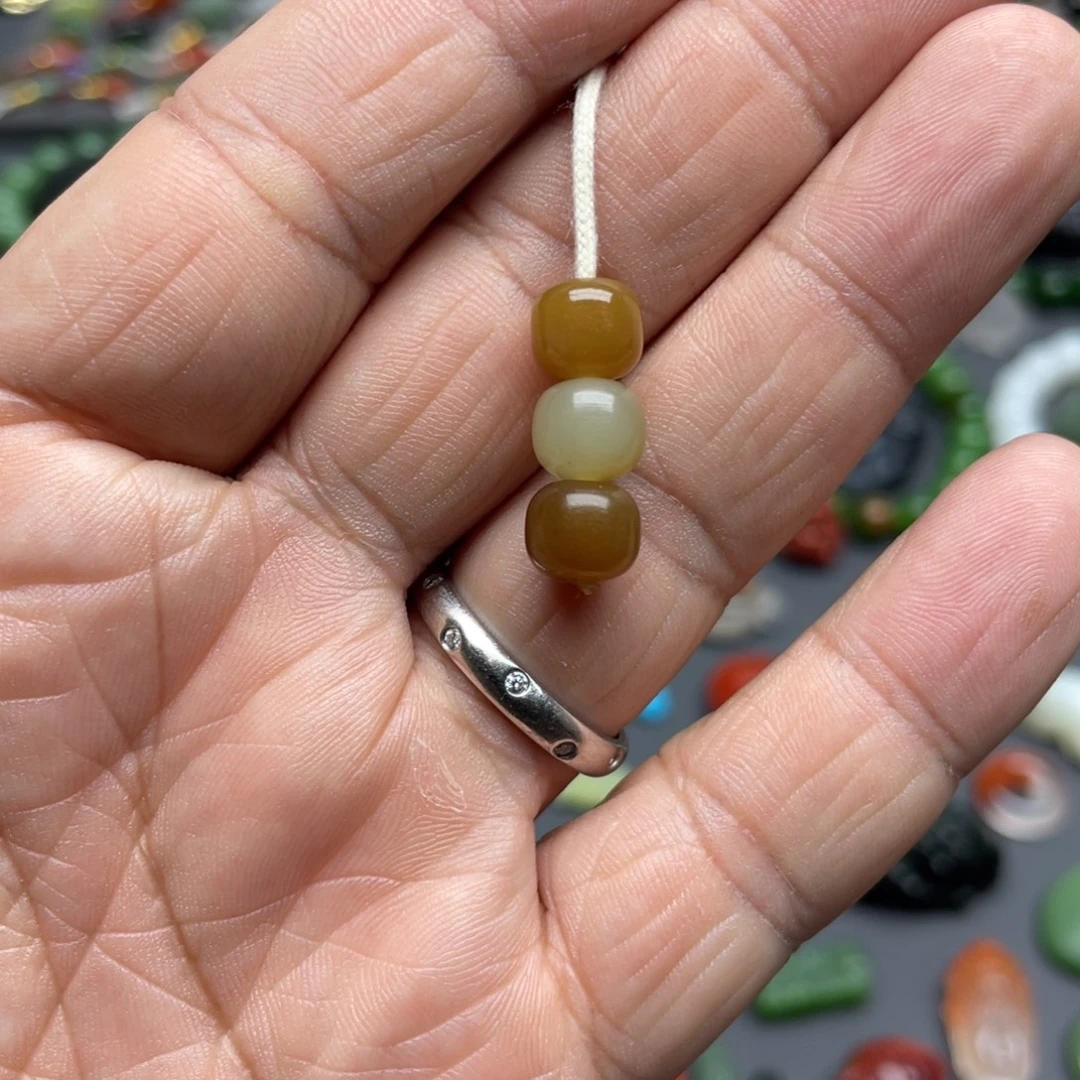 其***人和田玉未镶嵌颈饰