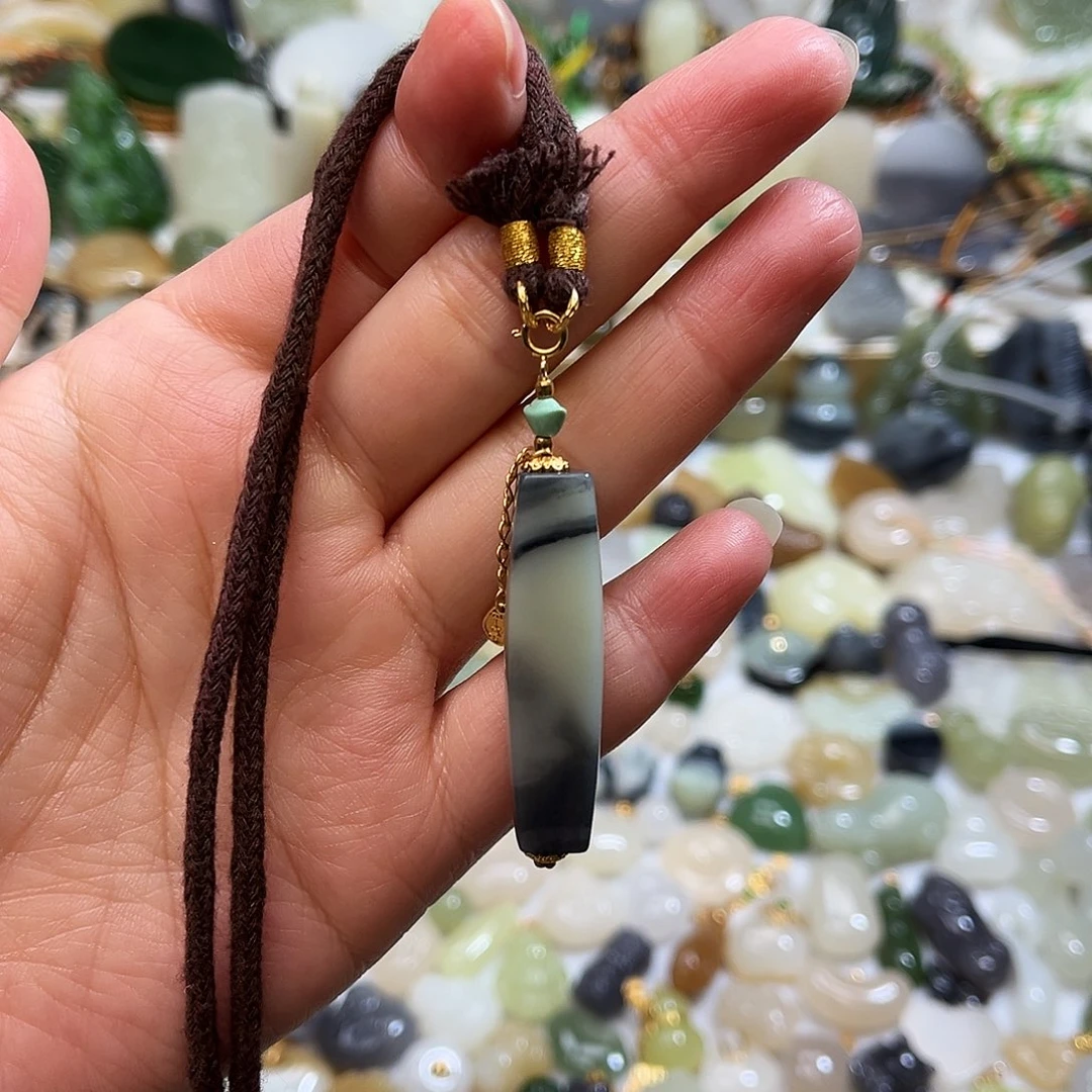 和田玉未镶嵌吊坠(赠链)