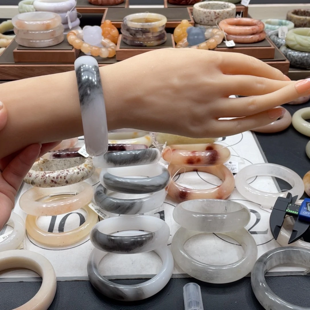 石英岩玉手镯未镶嵌忘*草