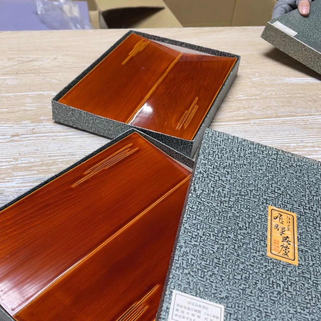 瓷片宇*密密麻麻地排列着一个