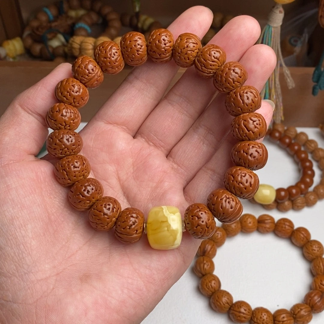桃核吊坠纽扣手串