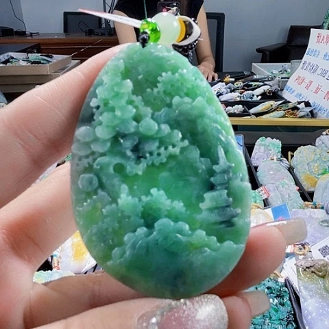 翡翠未镶嵌颈饰一个
