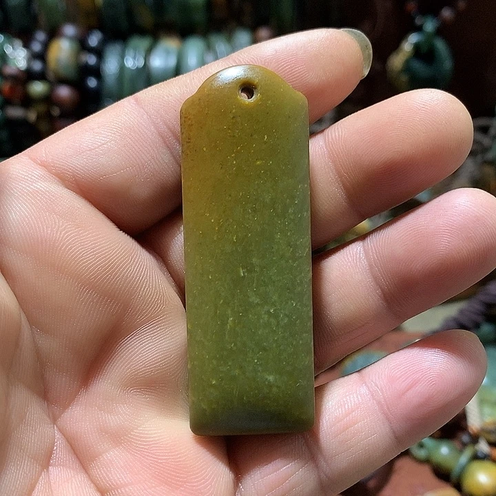 未镶嵌岫岩河磨玉（透闪石质玉）挂件