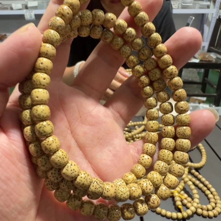 星月菩提手串鸡油黄8×7左右108颗