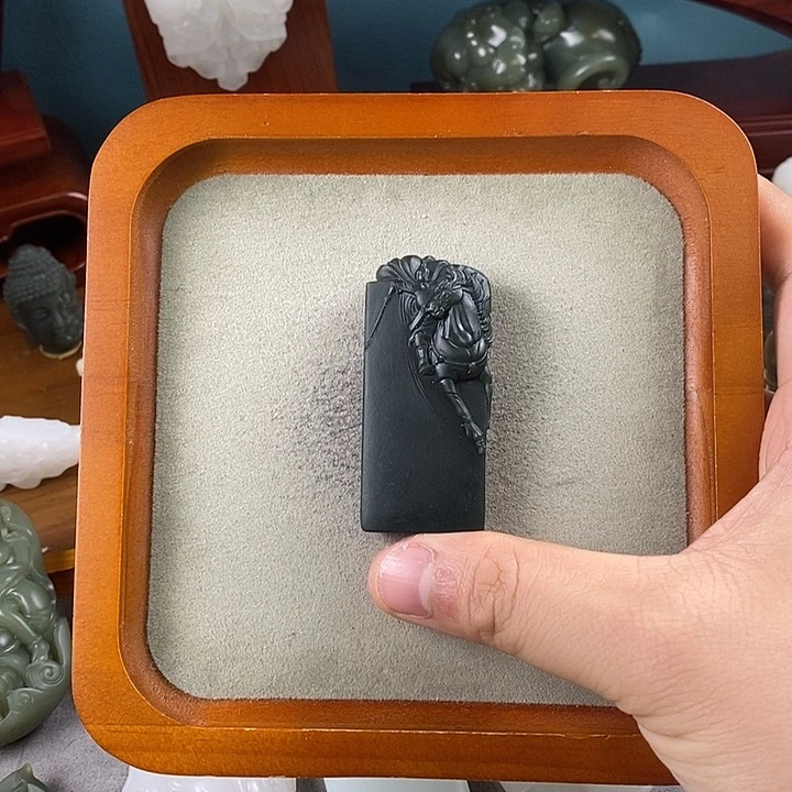 和田玉未镶嵌颈饰武将牌