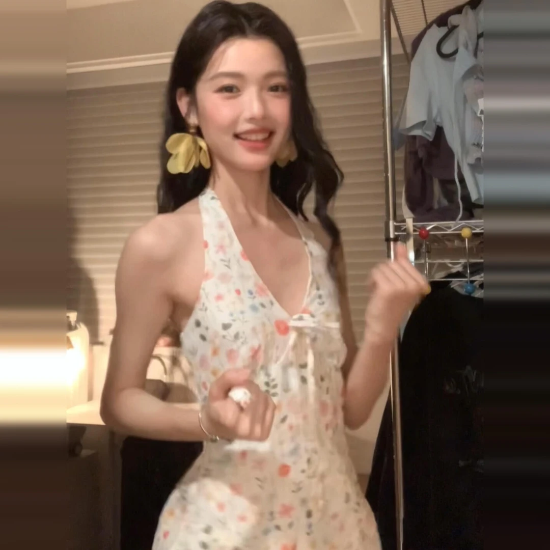 2025新款法式挂脖碎花吊带连衣裙子女夏季无袖巨好看气质收腰长裙