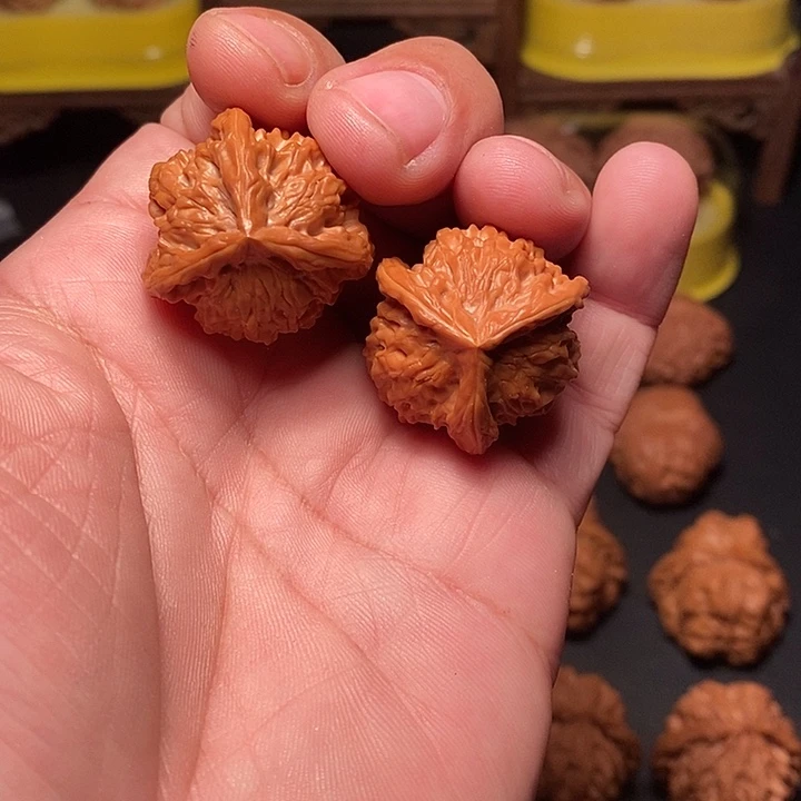 知***夏吊坠文玩核桃29.5尺，左右，三棱