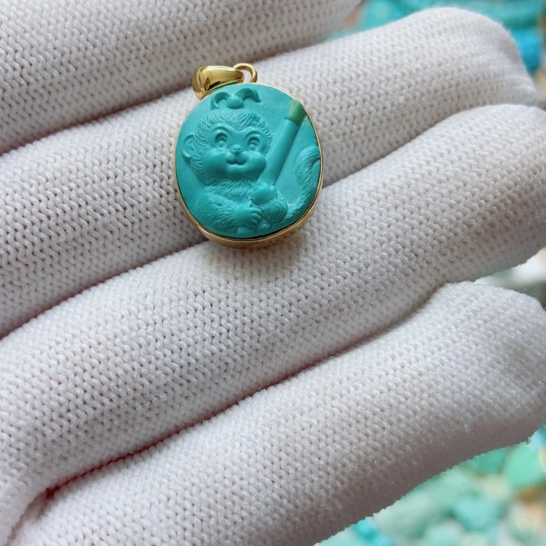 绿松石18K金镶嵌悟空吊坠