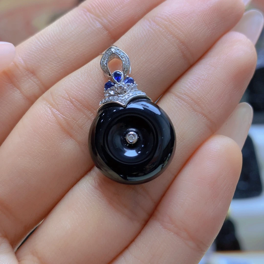 翡翠颈饰18K金镶嵌墨翠平安扣