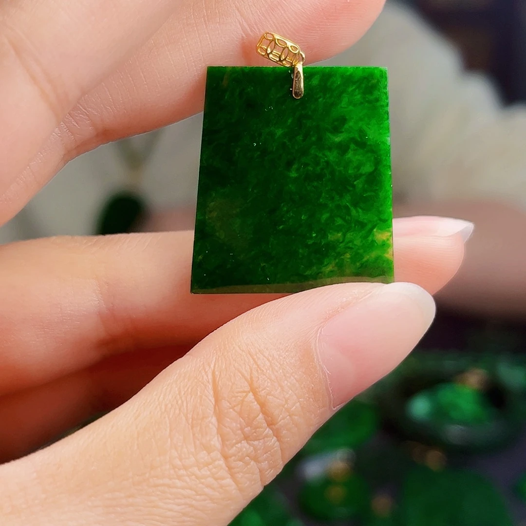 颈饰18K金镶嵌翡翠多样性