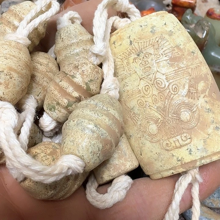 蛇纹石玉颈饰未镶嵌