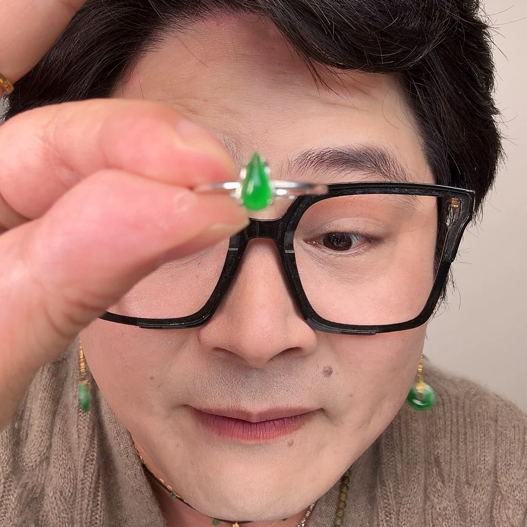 翡翠未镶嵌颈饰一件