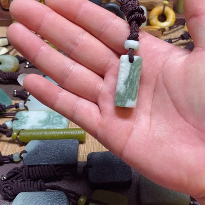 蛇纹石玉挂件未镶嵌