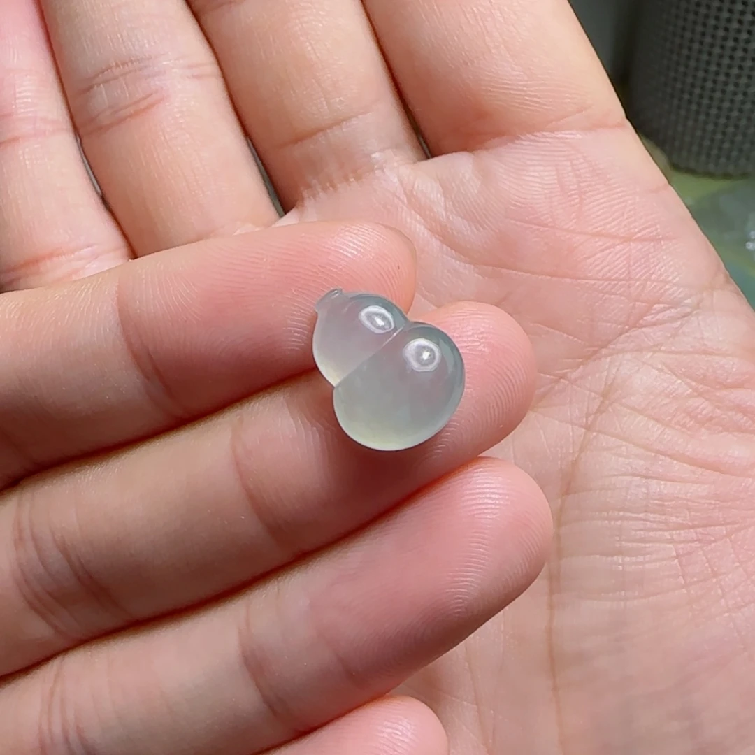 翡翠未镶嵌颈饰葫芦