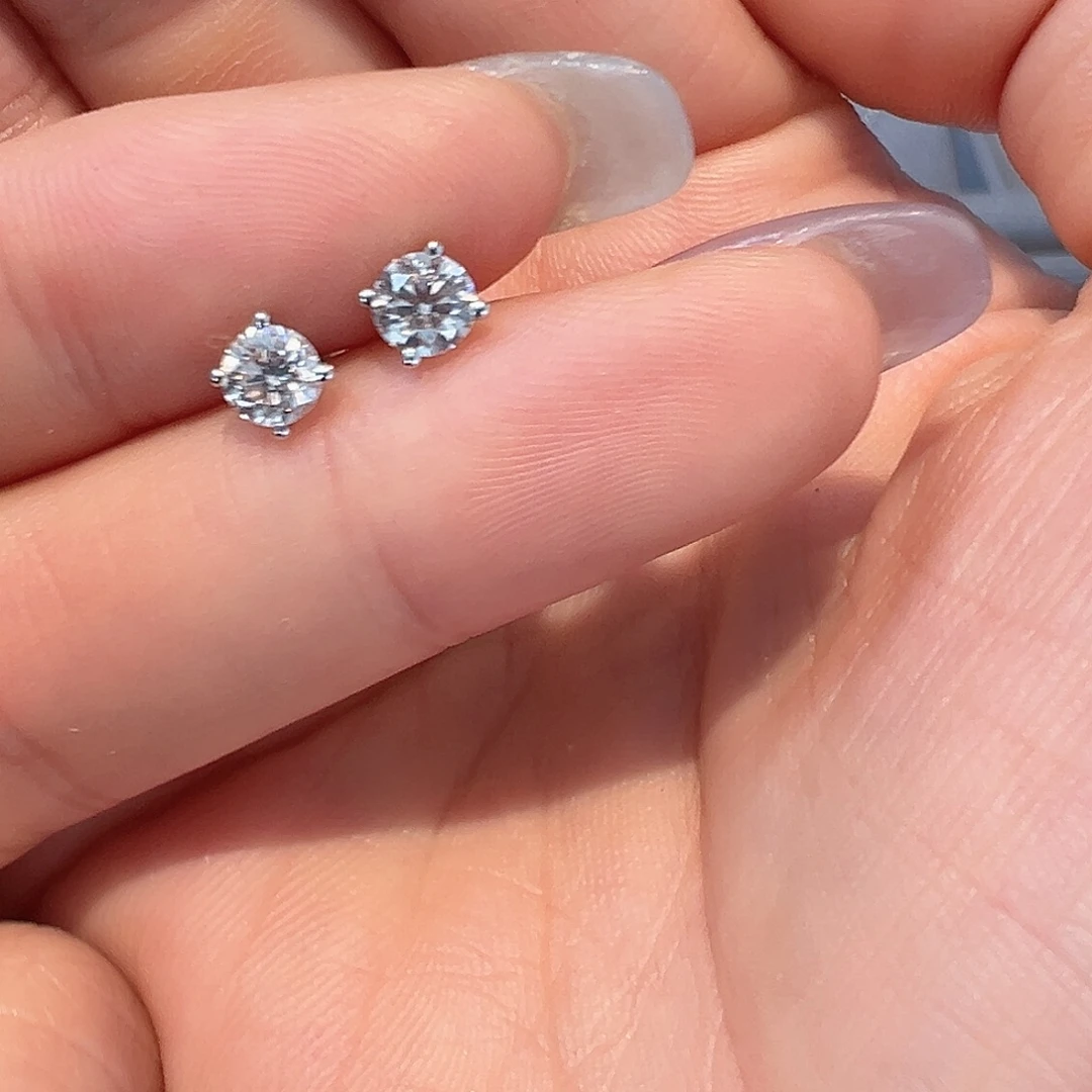 18K金镶嵌钻石耳饰80分