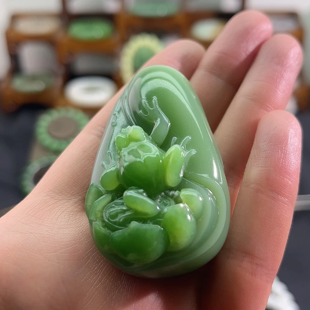 和田玉未镶嵌颈饰俄碧-粉绿-呱呱来财