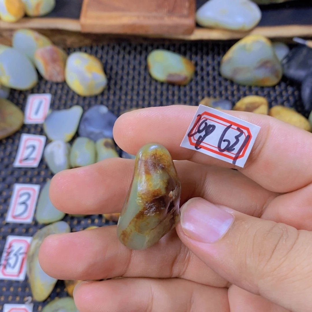 颈饰未镶嵌和田玉（糖玉）