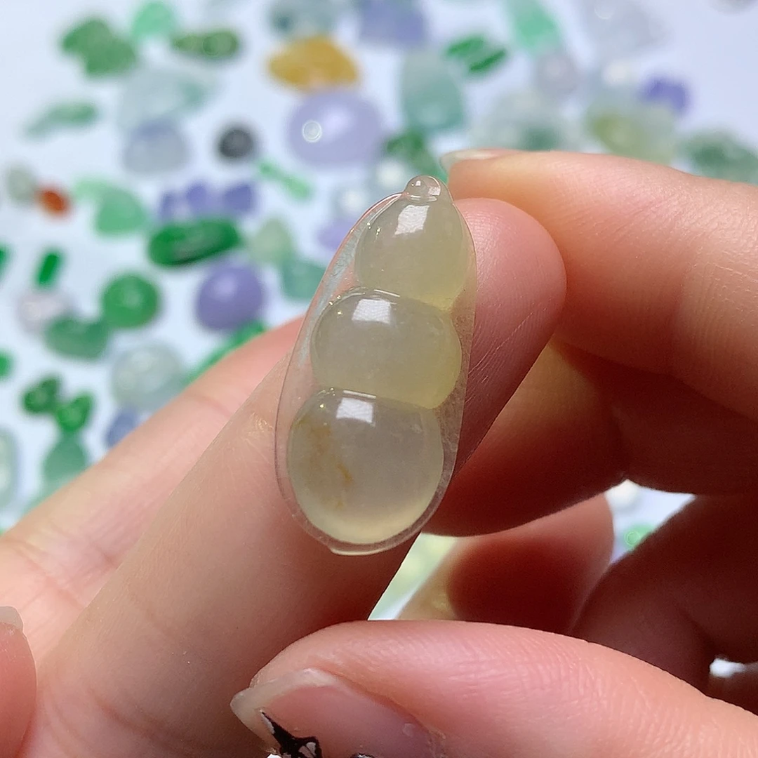 翡翠未镶嵌颈饰豆