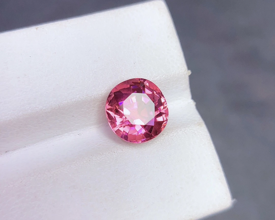 天然红碧玺戒面裸石，颜色漂亮！晶体干净！尺寸9*8.9*6.5，重3.8ct