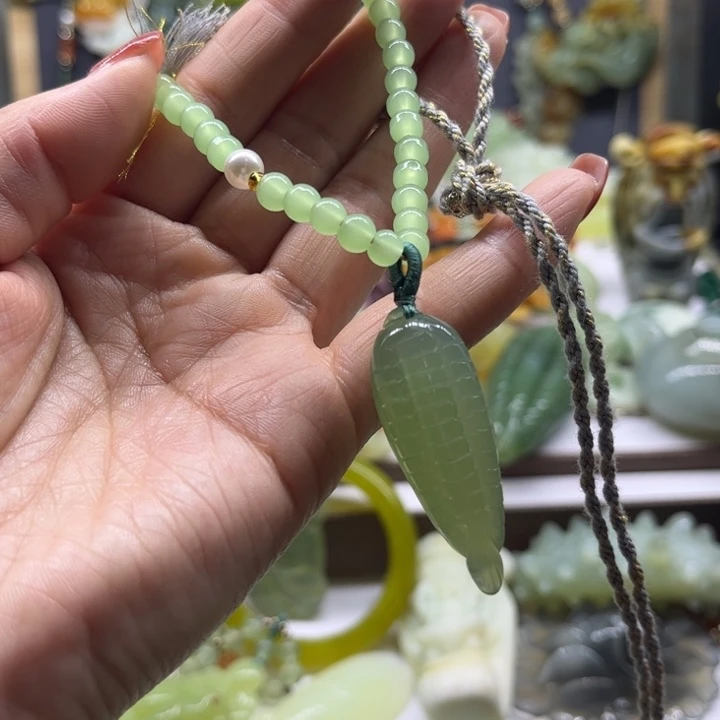 蛇纹石玉未镶嵌颈饰