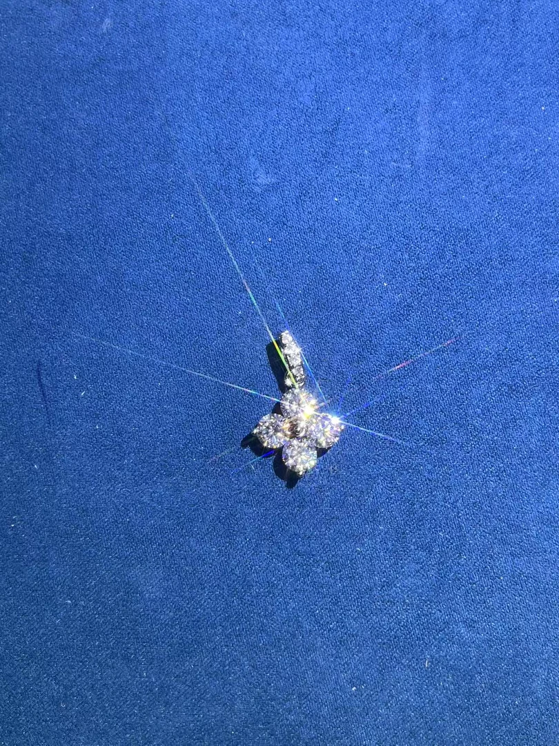 a1911白色四叶草吊坠多样性发货