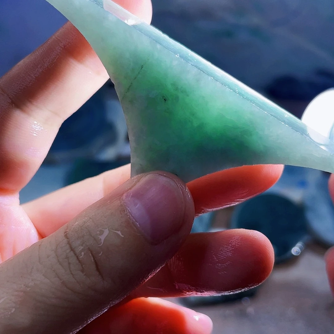 翡翠未镶嵌颈饰毛料11