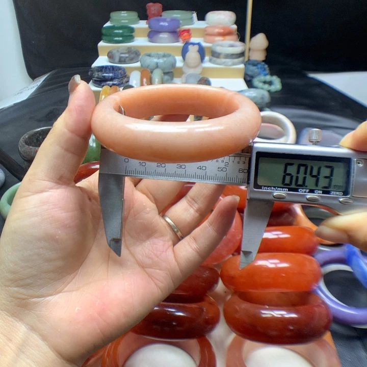 未镶嵌手镯石英质玉