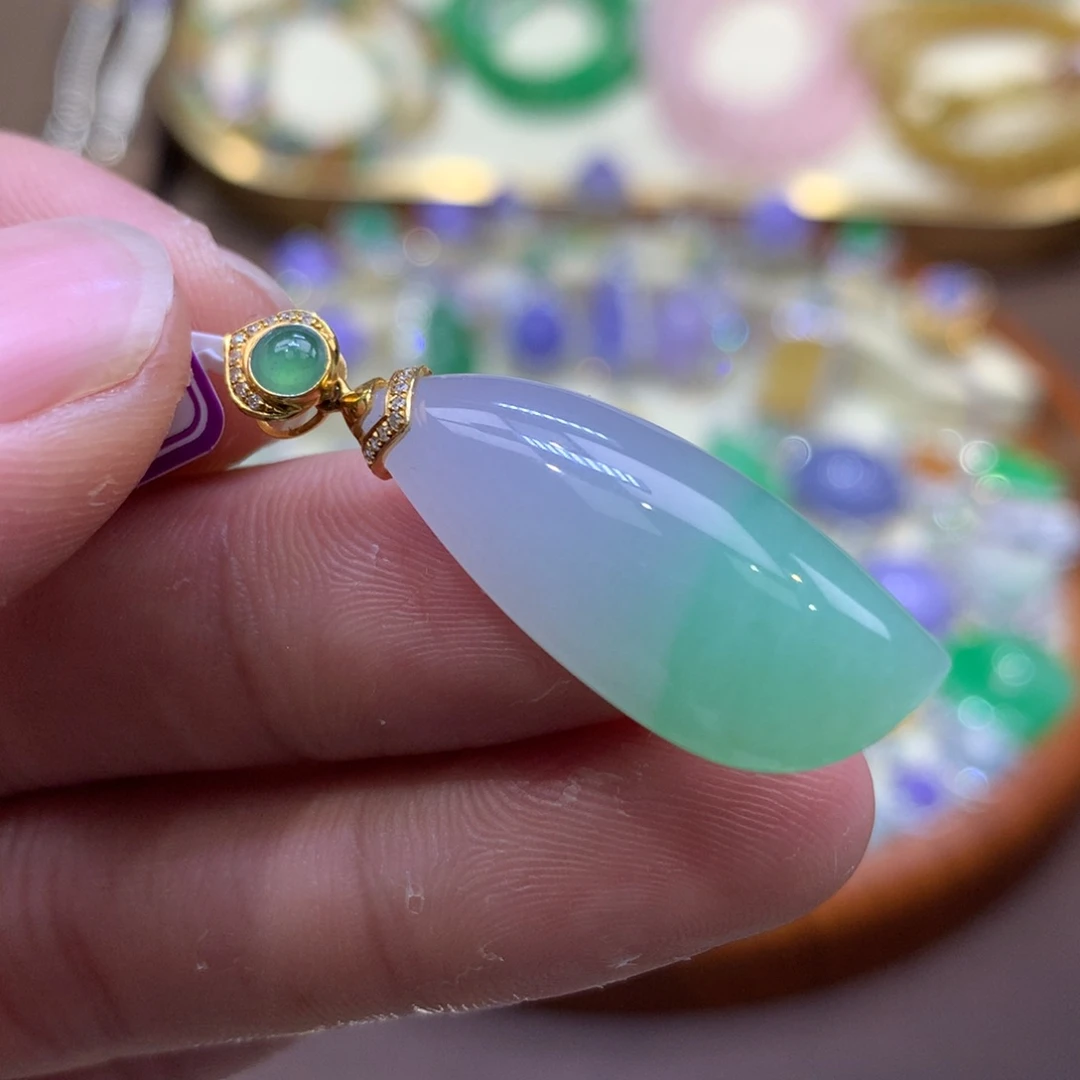 翡翠18K金镶嵌颈饰