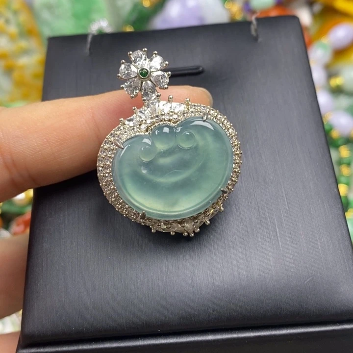 翡翠未镶嵌吊坠(赠链)