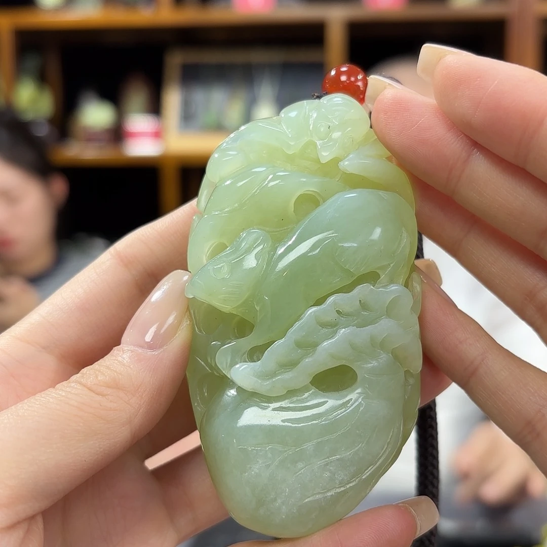 蛇纹石玉手把鼠未镶嵌