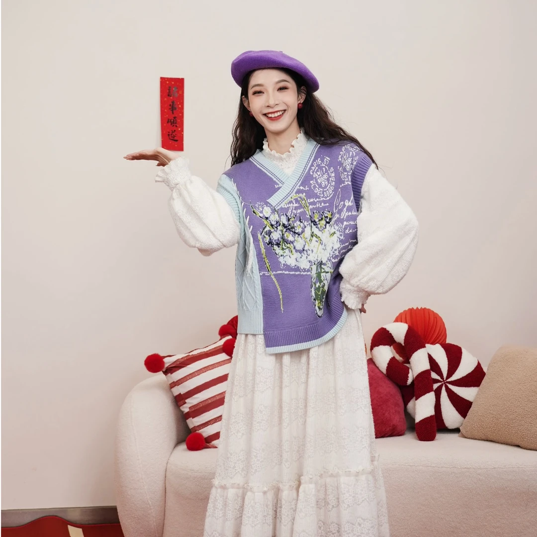 两三事 紫藤印象 2025新款绣花拼色毛织套头马甲女士宽松圆领撞色