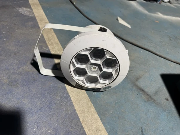 9新  挂式安装6眼凤眼激光灯一台